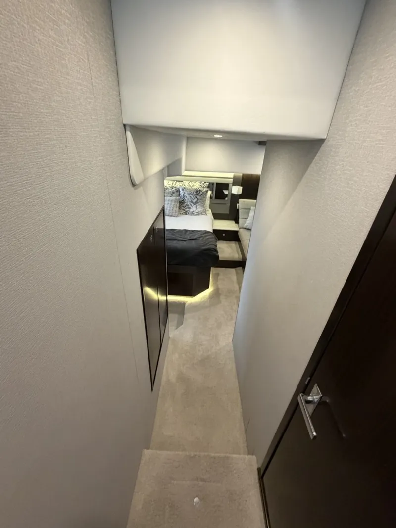 Slide: The Image of Cruisers Yachts 46 Cantius 2022 - 7150027