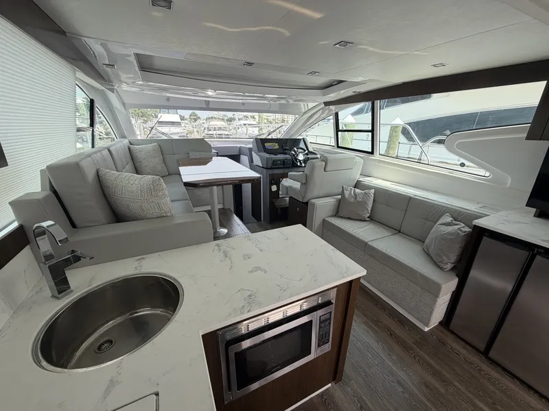 Slide: The Image of Cruisers Yachts 46 Cantius 2022 - 7150048