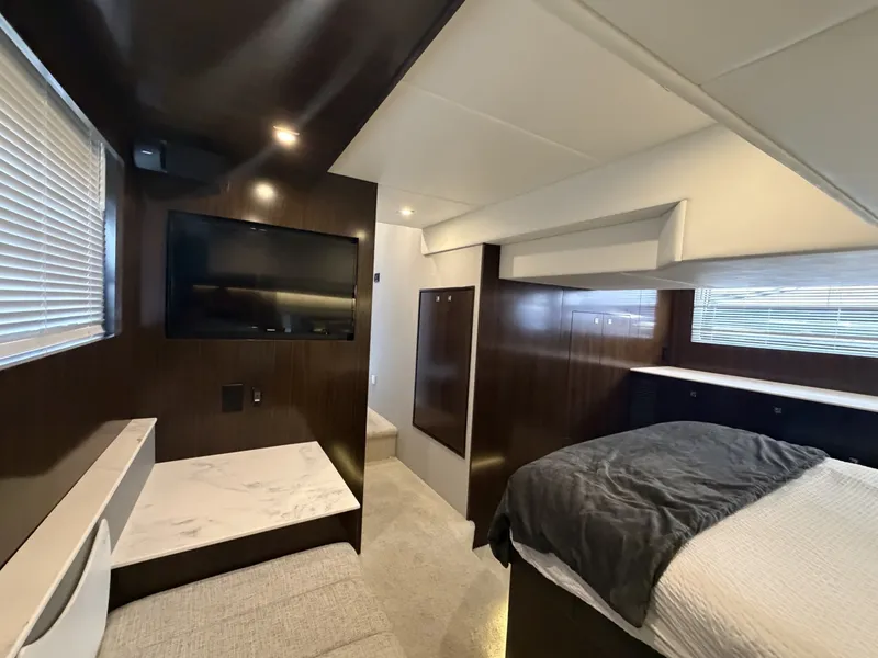 Slide: The Image of Cruisers Yachts 46 Cantius 2022 - 7150032