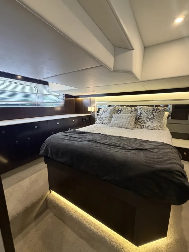 Slide: The Image of Cruisers Yachts 46 Cantius 2022 - 7150030
