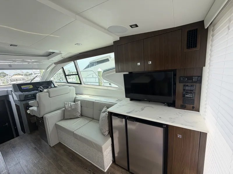 Slide: The Image of Cruisers Yachts 46 Cantius 2022 - 7150052