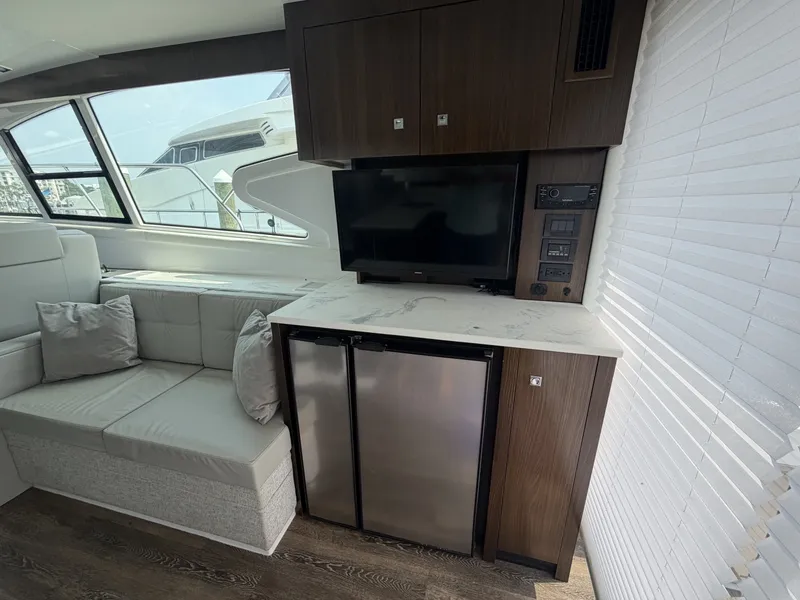 Slide: The Image of Cruisers Yachts 46 Cantius 2022 - 7150049