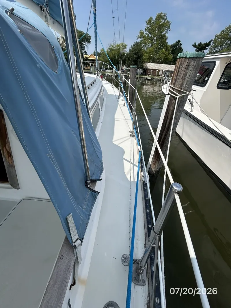 Slide: The Image of 35' Pearson starboard side deck - 7141311