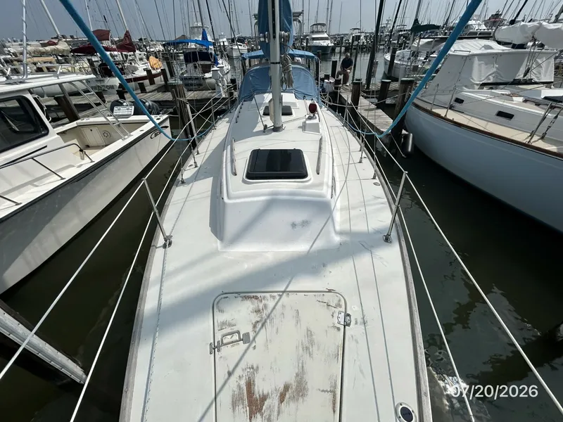 Slide: The Image of 35' Pearson foredeck aft - 7141273