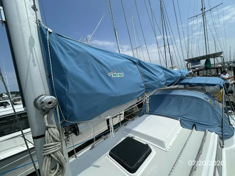 Slide: The Image of 35' Pearson mainsail cover - 7141285