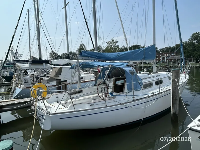 Slide: The Image of 35' Pearson starboard aft profile - 7141310