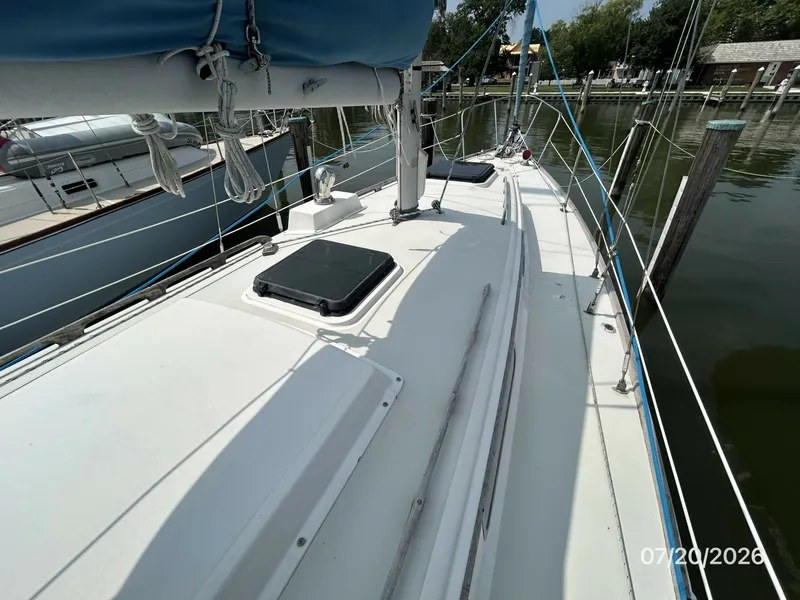 Slide: The Image of 35' Pearson foredeck4 - 7141277