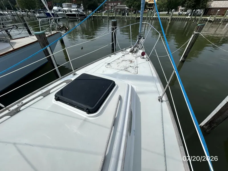 Slide: The Image of 35' Pearson foredeck3 - 7141276