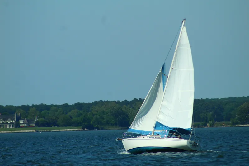 The Image of 35' Pearson underway - 7141315