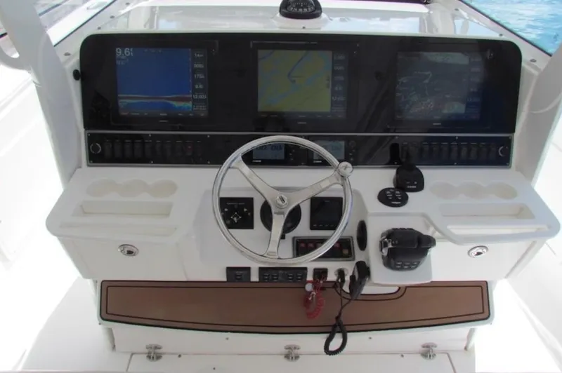 Slide: The Image of Everglades 435 Center Console 2016 - 7156032