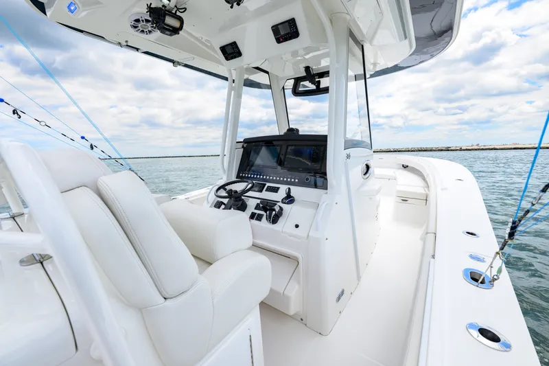 Slide: The Image of Regulator Marine 34 CC 2022 - 7385891