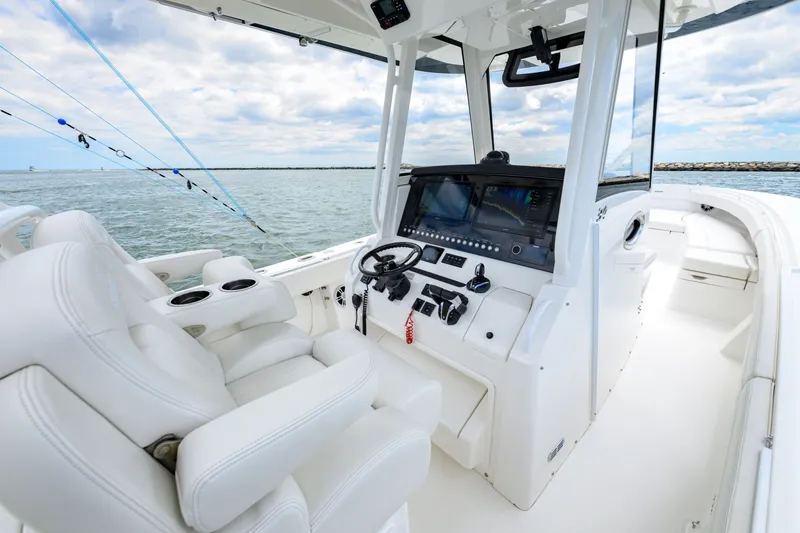 Slide: The Image of Regulator Marine 34 CC 2022 - 7385889