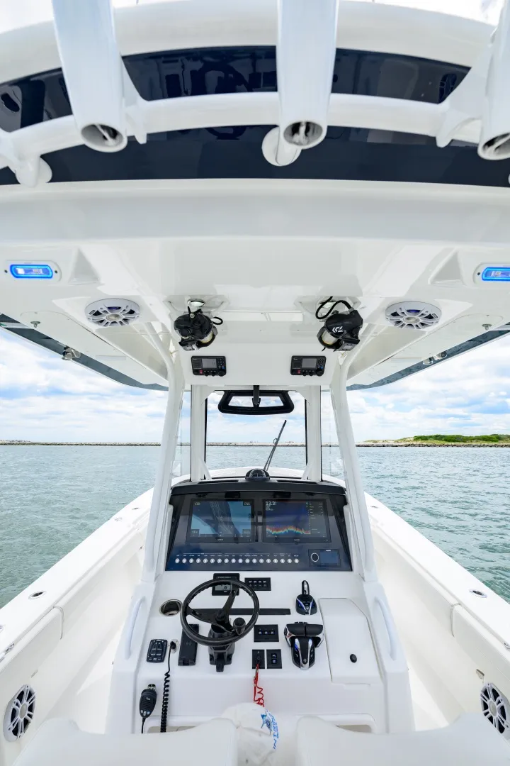 Slide: The Image of Regulator Marine 34 CC 2022 - 7385893