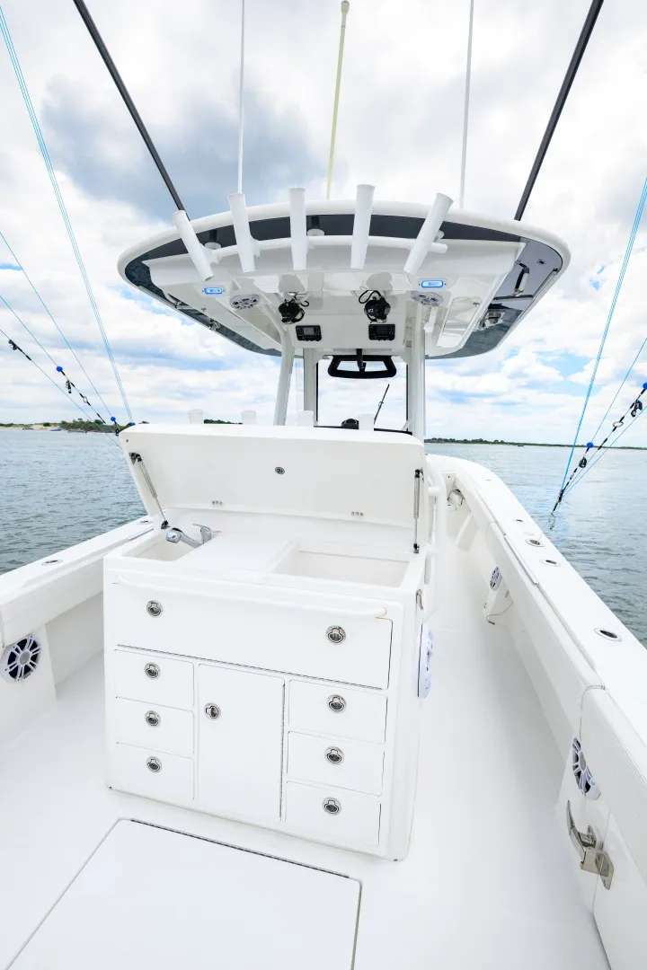 Slide: The Image of Regulator Marine 34 CC 2022 - 7385894