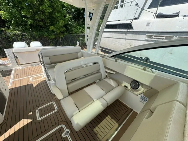 Slide: The Image of Boston Whaler 320 Vantage 2018 - 7142428