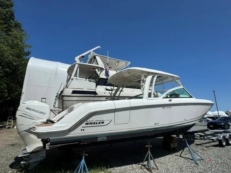 Slide: The Image of Boston Whaler 320 Vantage 2018 - 7142418