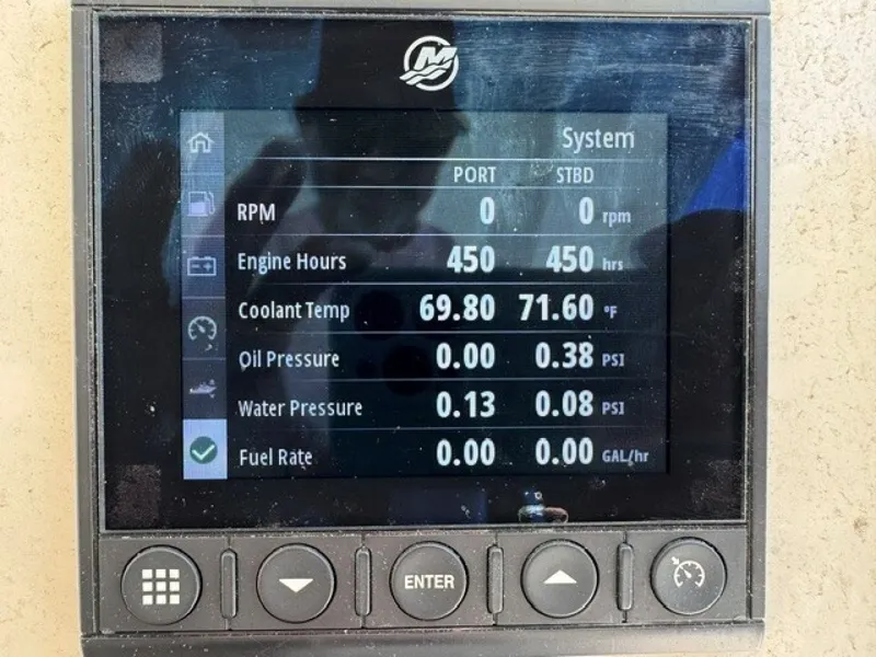 Slide: The Image of Boston Whaler 320 Vantage 2018 - 7142423