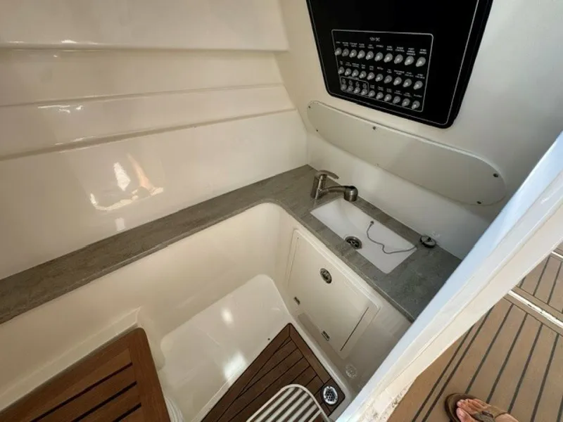 Slide: The Image of Boston Whaler 320 Vantage 2018 - 7142438