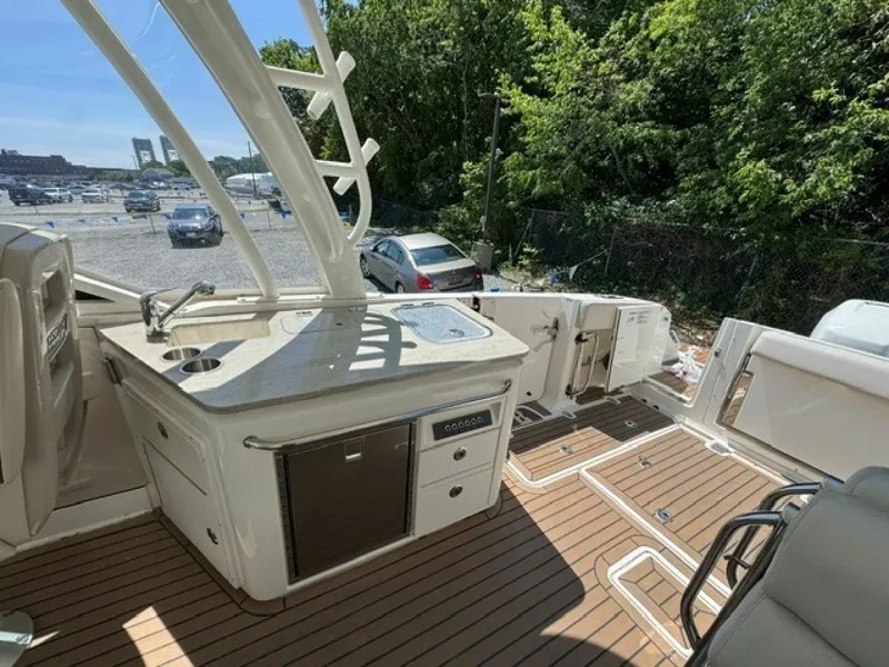 Slide: The Image of Boston Whaler 320 Vantage 2018 - 7142425