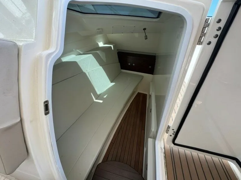 Slide: The Image of Boston Whaler 320 Vantage 2018 - 7142440