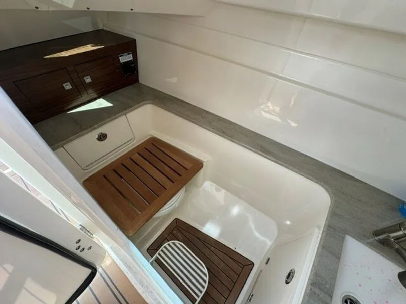Slide: The Image of Boston Whaler 320 Vantage 2018 - 7142437