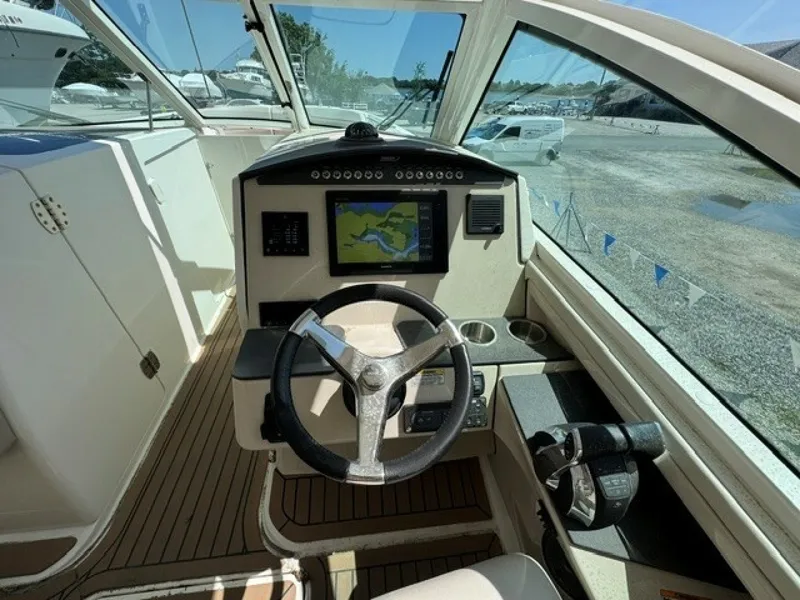 Slide: The Image of Boston Whaler 320 Vantage 2018 - 7142429