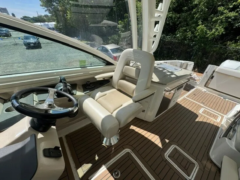 Slide: The Image of Boston Whaler 320 Vantage 2018 - 7142427