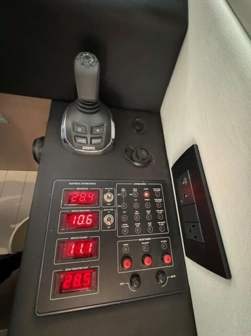 Slide: The Image of Azimut 50FLY 2023 - 7142529