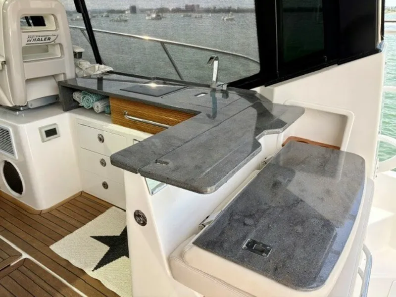 Slide: The Image of Boston Whaler 405 Conquest 2021 - 7414091