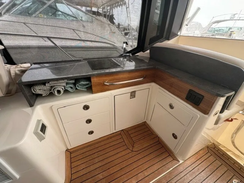 Slide: The Image of Boston Whaler 405 Conques 2021 - 7142712