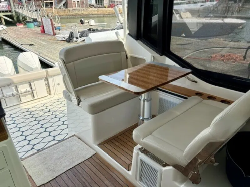 Slide: The Image of Boston Whaler 405 Conquest 2021 - 7414090