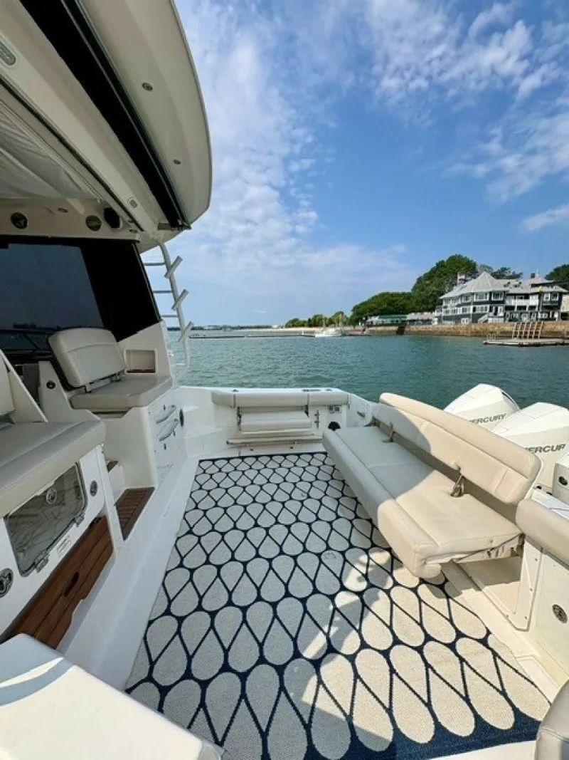 Slide: The Image of Boston Whaler 405 Conquest 2021 - 7414085