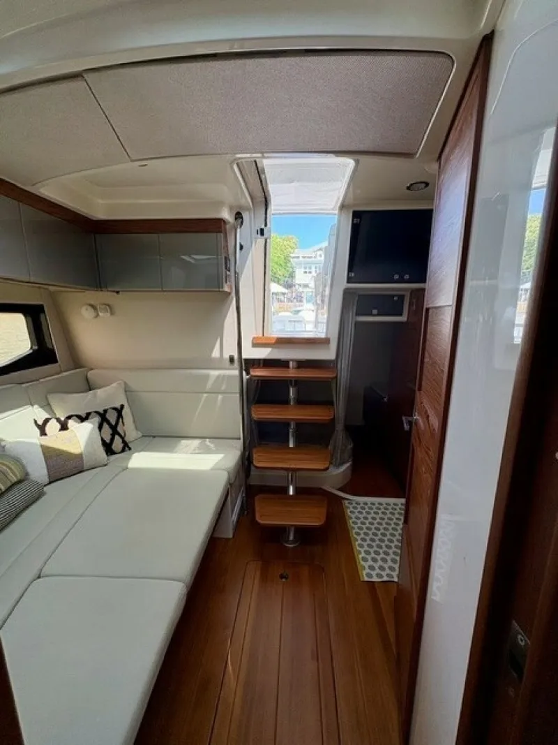 Slide: The Image of Boston Whaler 405 Conquest 2021 - 7414093