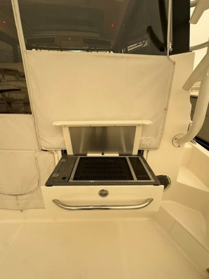 Slide: The Image of Boston Whaler 405 Conques 2021 - 7142709