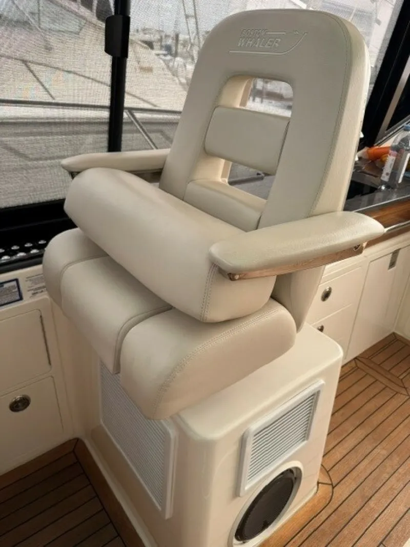 Slide: The Image of Boston Whaler 405 Conques 2021 - 7142719