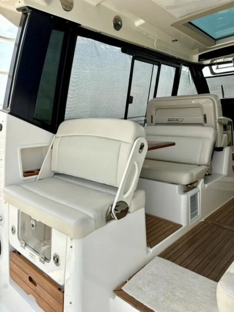 Slide: The Image of Boston Whaler 405 Conquest 2021 - 7414089