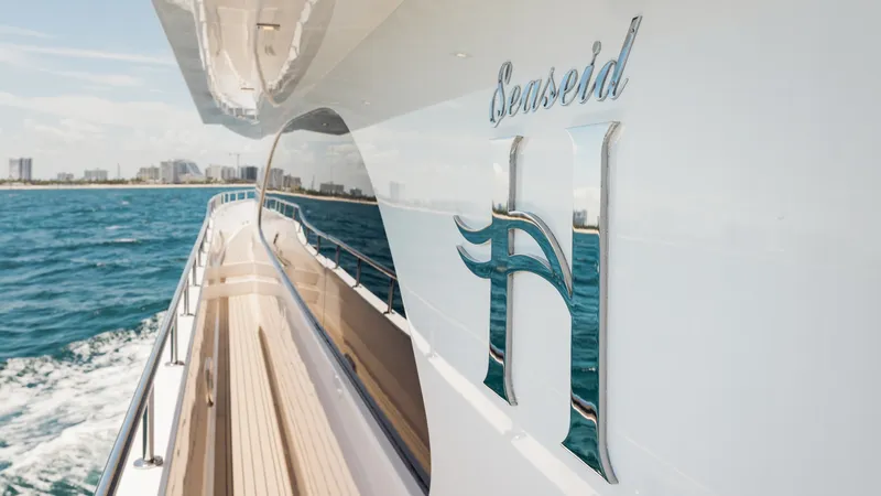 Slide: The Image of Walkaround Side Deck - 7146046