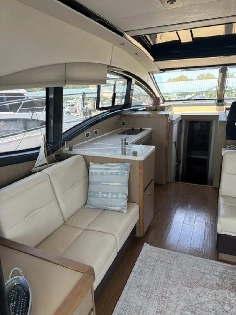 Slide: The Image of Sea Ray 400 coupe 2016 - 7146517