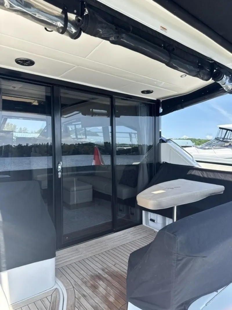 Slide: The Image of Sea Ray 400 coupe 2016 - 7146521