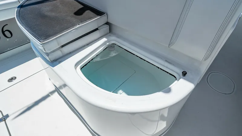Slide: The Image of Fishing Station with Livewell The 2021 Yellowfin 36 Offshore features a well-equipped fishing station with an integrated livewell, designed for serious anglers. The livewell is spacious and robust, ensuring optimal conditions for bait storage. The area is complemented by a cushioned s - 7150882