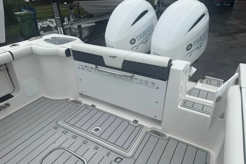 Slide: The Image of Tidewater 256 CC Adventure 2021 - 7231232