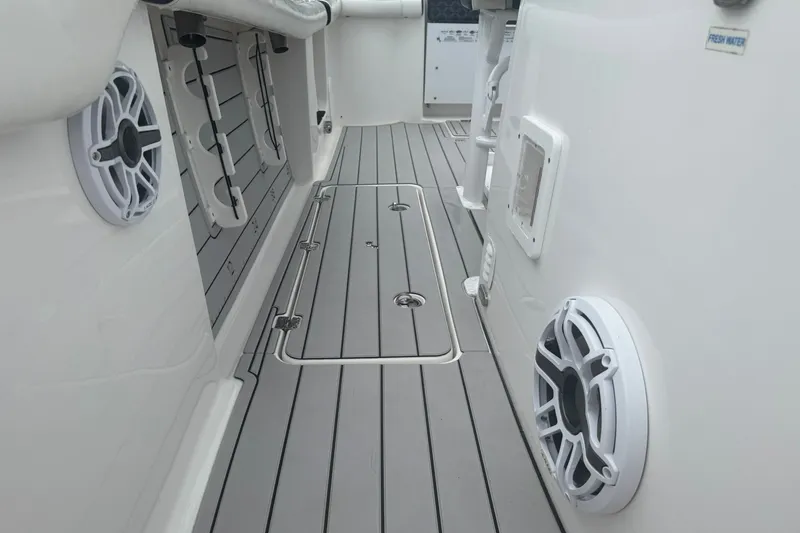 Slide: The Image of Tidewater 256 CC Adventure 2021 - 7231195