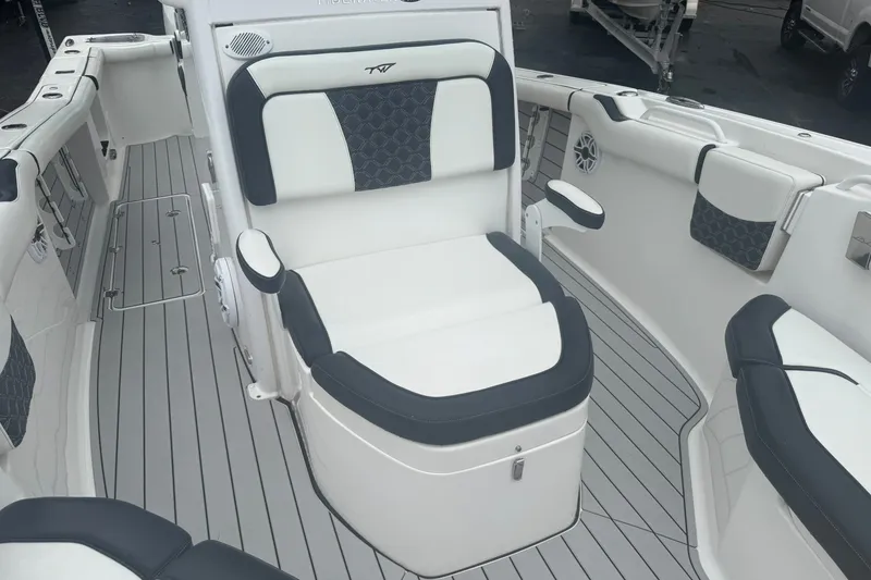 Slide: The Image of Tidewater 256 CC Adventure 2021 - 7231185