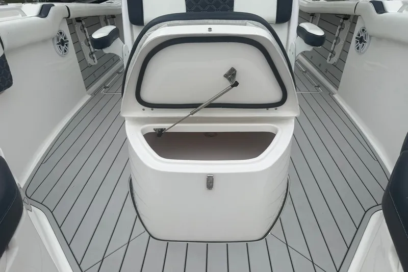 Slide: The Image of Tidewater 256 CC Adventure 2021 - 7231189
