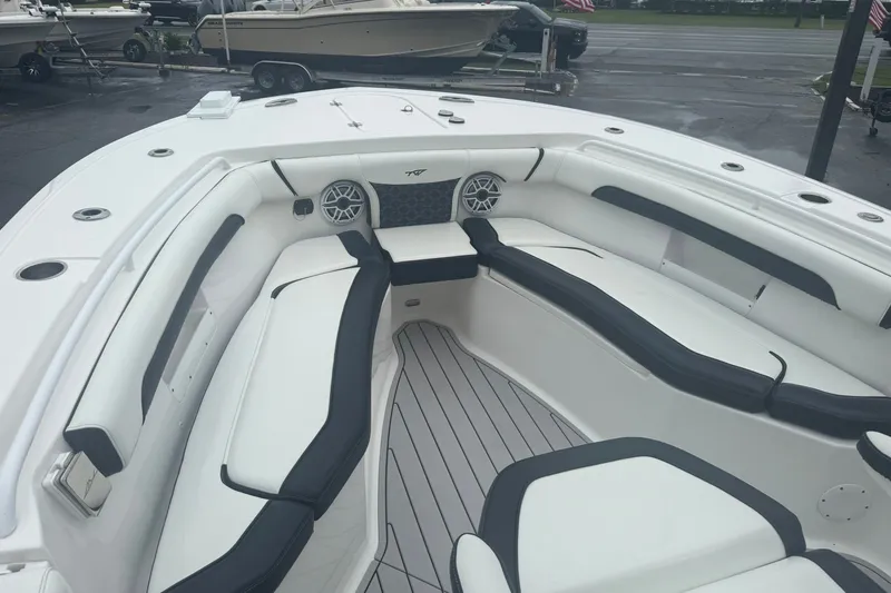 Slide: The Image of Tidewater 256 CC Adventure 2021 - 7231180