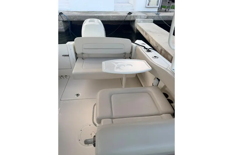 Slide: The Image of Boston Whaler 230 Vantage 2020 - 7153530