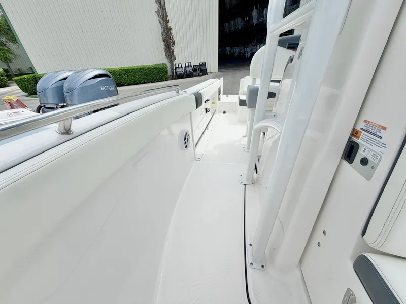 Slide: The Image of Robalo 22 2024 - 7155074