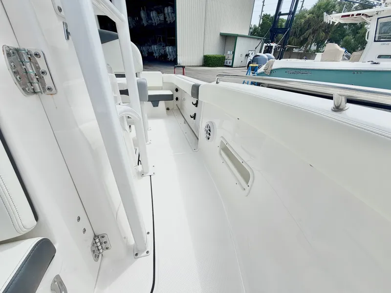Slide: The Image of Robalo 22 2024 - 7155045