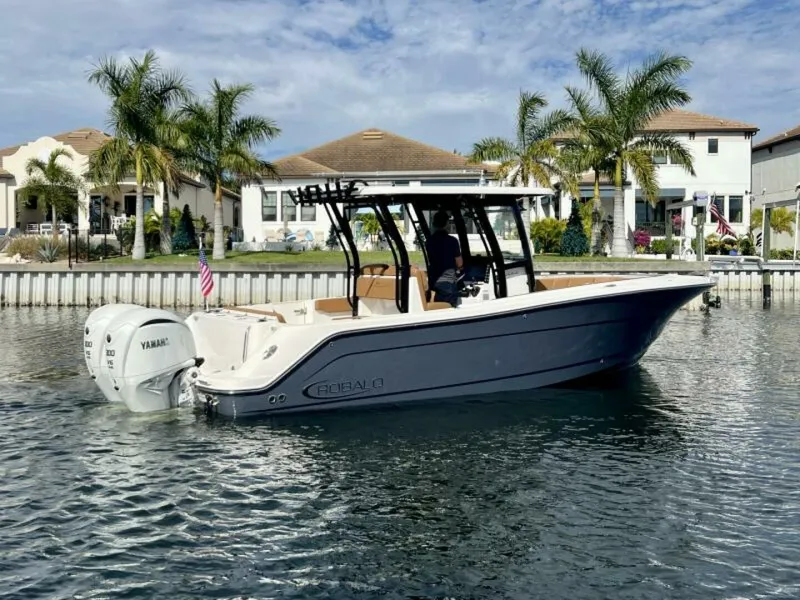Slide: The Image of Robalo R302 Center Console 2025 - 7384897