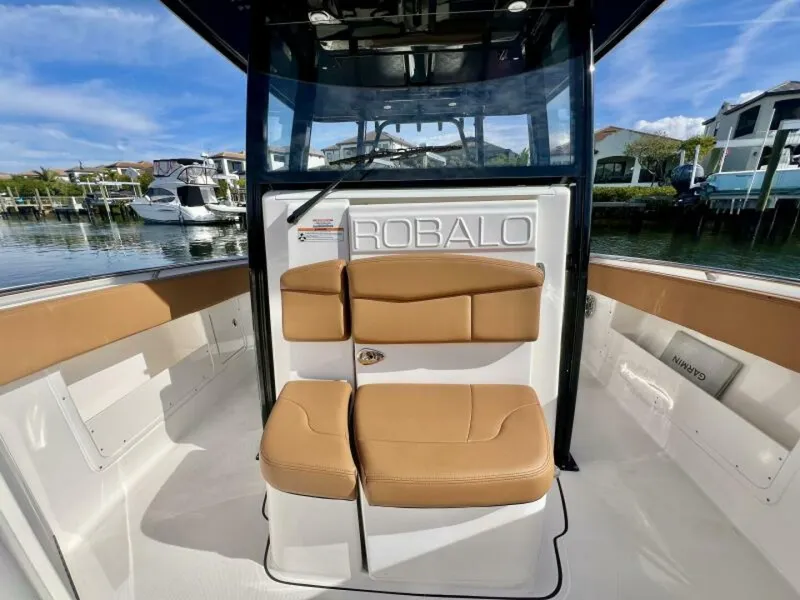 Slide: The Image of Robalo R302 Center Console 2025 - 7384912